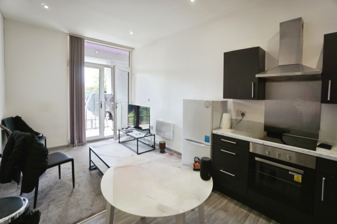 1 bed property, in Dudley Road, £95,000
