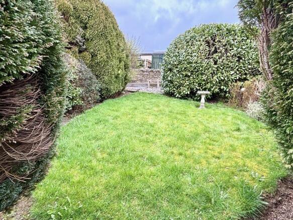 2 bed property, in Bottom Row, £250,000