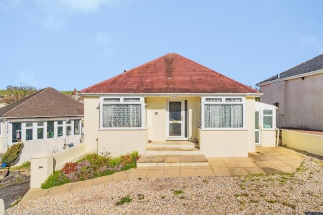 2 bed property, in Barnhill Road, £325,000