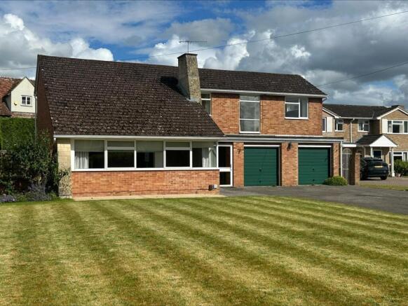 5 bed property, in Riverside Close, £750,000