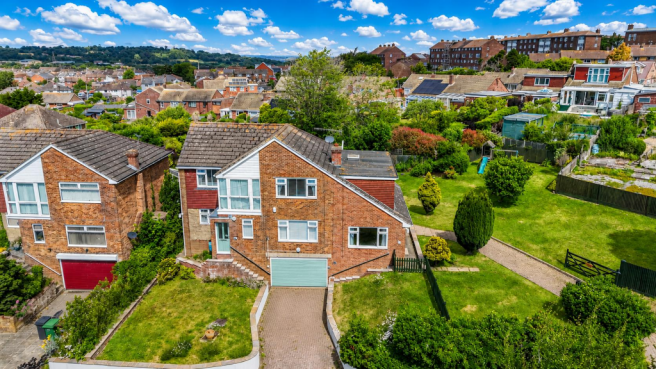 5 bed property, in Fairlight Road, £599,950
