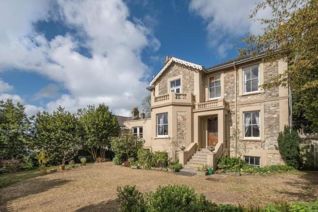 6 bed property, in West Hill Road, £695,000