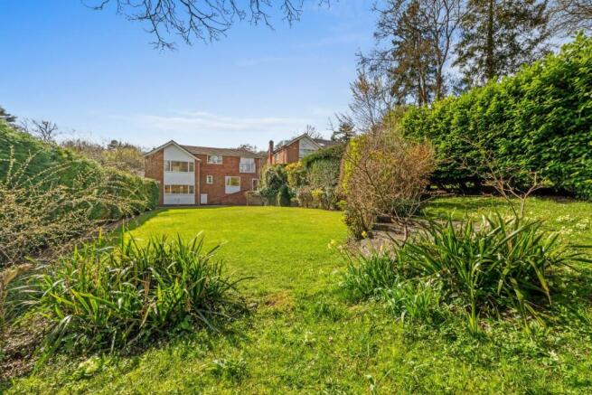5 bed property, in Gayton Close, £1,200,000