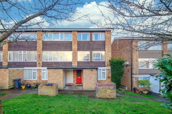 3 bed property, in Ashdown Drive, £285,000