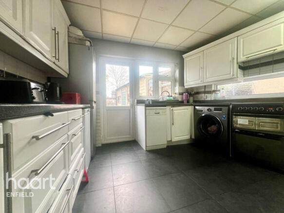 3 bed property, in Carisbrook Close, £550,000
