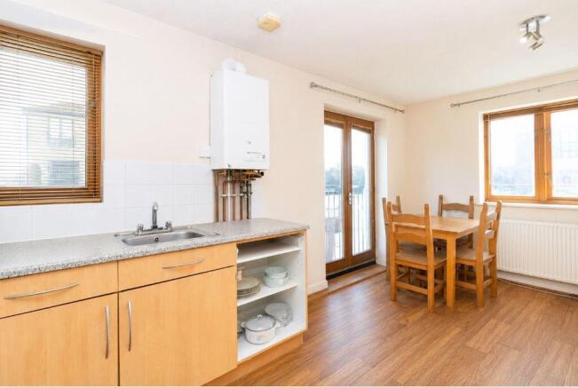 2 bed property, in Marine Court, £155,000