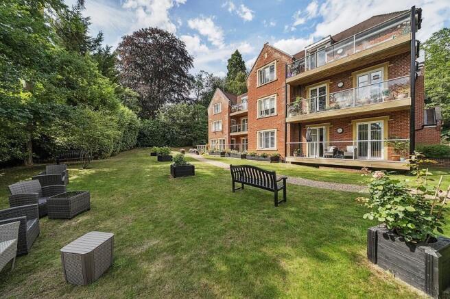 2 bed property, in 9 Ascot Corner, £325,000