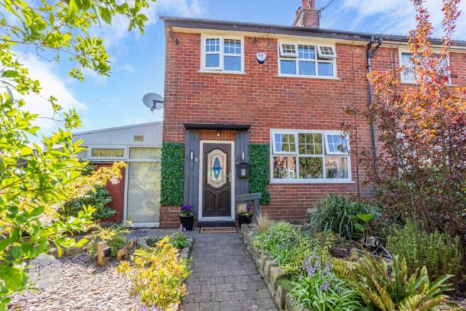 2 bed property, in Coniston Avenue, £180,000