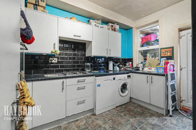 2 bed property, in Addison Road, £90,000
