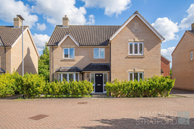 4 bed property, in Juniper Close, £500,000