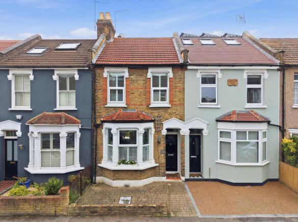 2 bed property, in West Grove, £575,000