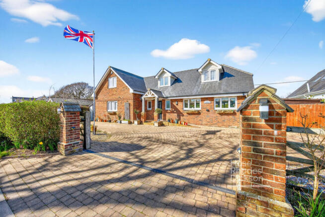 4 bed property, in Hillway Road, £595,000