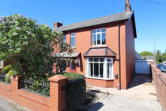 3 bed property, in Yewlands Drive, £199,000