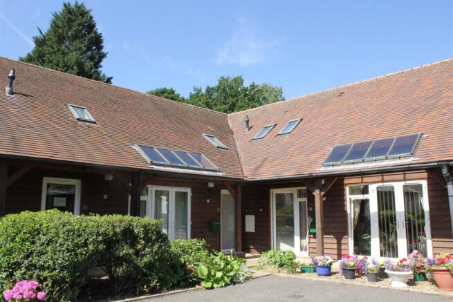 2 bed property, in Broad Oak Manor, £365,000