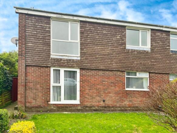 2 bed property, in Peebles Close, £95,000