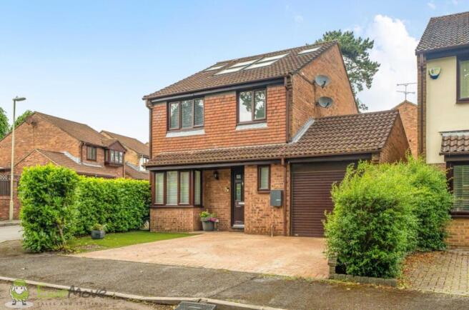 5 bed property, in Brackenwood Drive, £575,000
