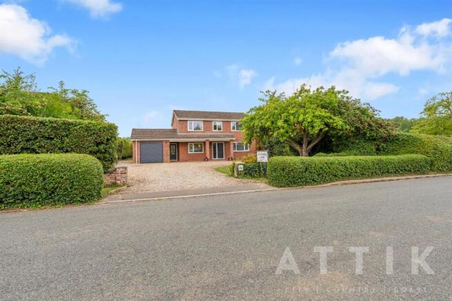 4 bed property, in High Street, £600,000