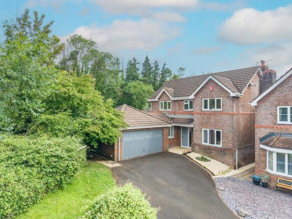 4 bed property, in Nant-Y-Moor Close, £550,000