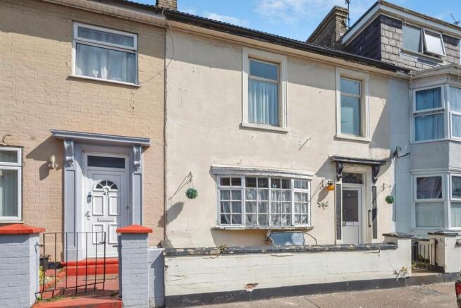 3 bed property, in Albion Road, £90,000