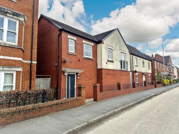 2 bed property, in Britannia Way, £150,000