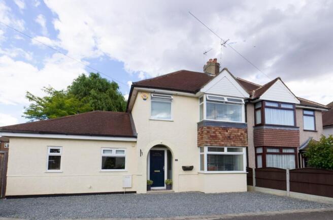 3 bed property, in Broomwood Gardens, £625,000