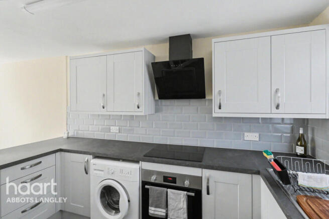 2 bed property, in Jacketts Field, £400,000