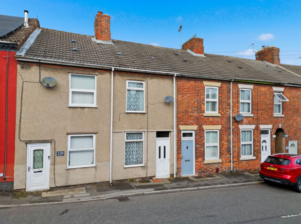 2 bed property, in Market Street, £125,000