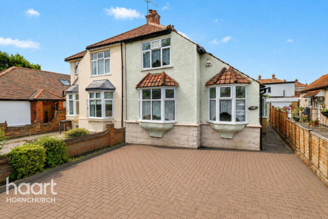 3 bed property, in Slewins Lane, £400,000