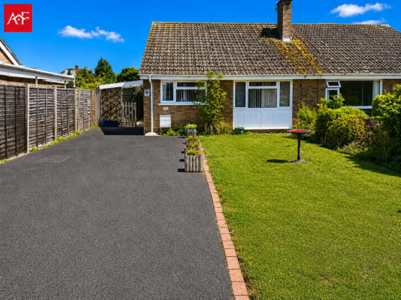 2 bed property, in Maple Drive, £285,000