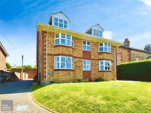2 bed property, in Nettlestone Green, £115,000