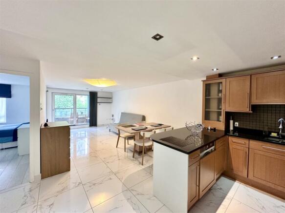 1 bed property, in Finch Lodge, £475,000