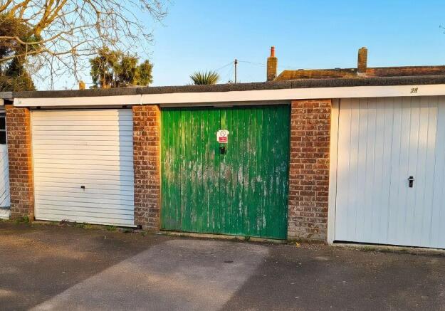Studio, in Garage at 25 Elm Tree Close, £2,000