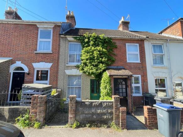 2 bed property, in Park Street, £270,000