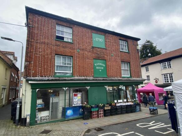 4 bed property, in Market Place, £200,000