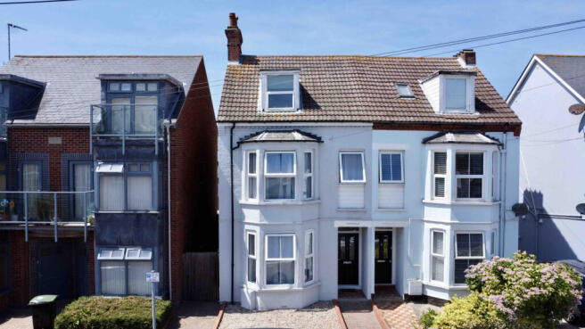 6 bed property, in Highfield Road, £425,000