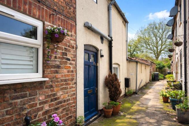 2 bed property, in Wide Yard, £120,000