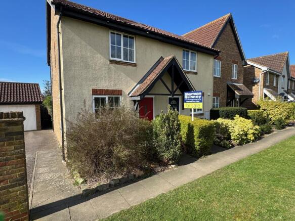 2 bed property, in School Walk, £210,000
