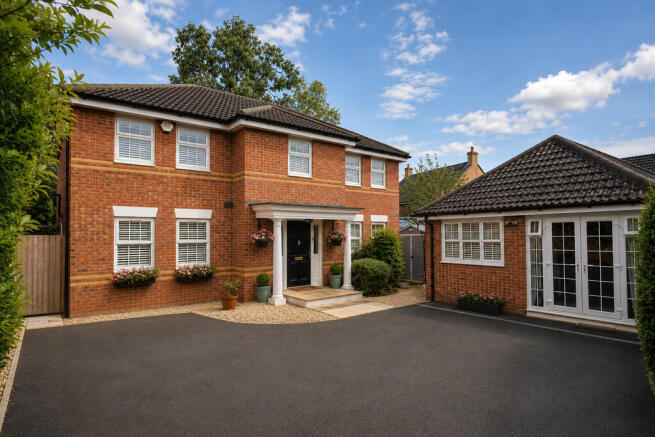 4 bed property, in Huntingdon Gardens, £845,000