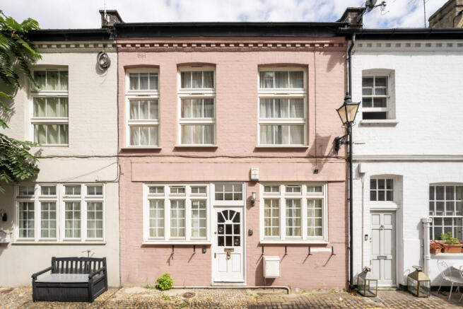 2 bed property, in Ovington Mews, £1,650,000