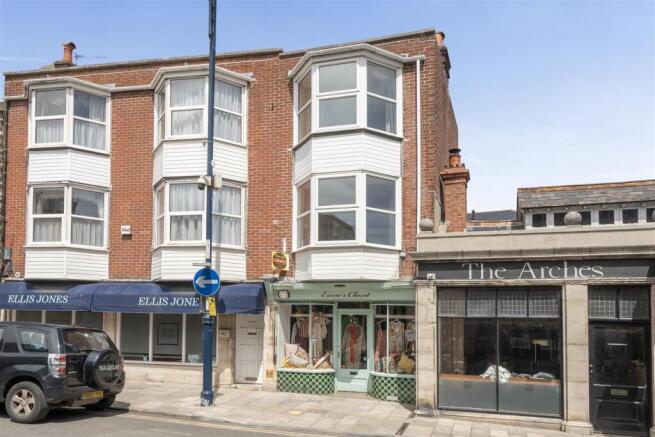1 bed property, in High Street, £200,000