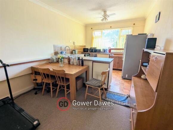 3 bed property, in Camden Close, £290,000