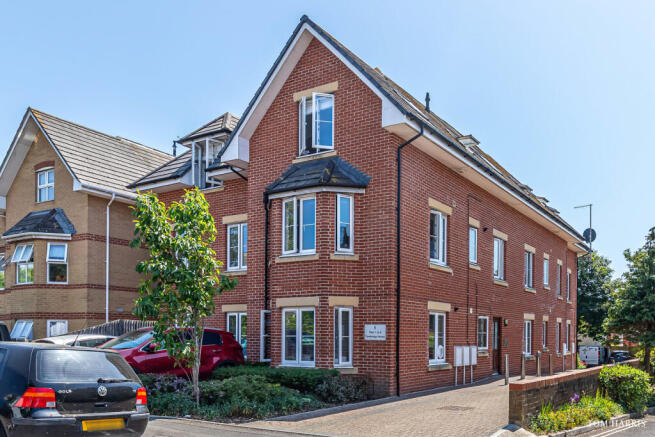 2 bed property, in Cambridge House, £200,000