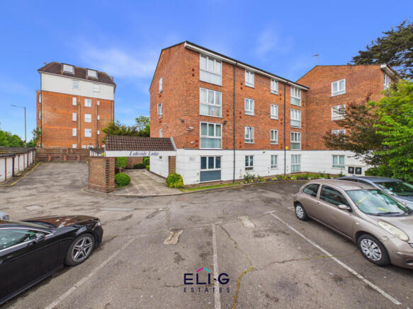 2 bed property, in Lakeside Lodge, £500,000