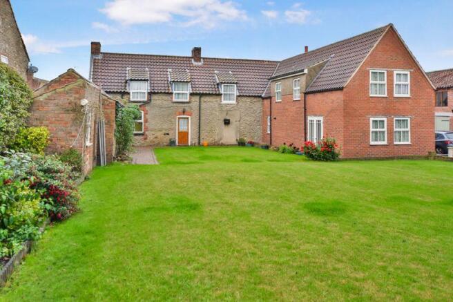 5 bed property, in Front Street, £525,000