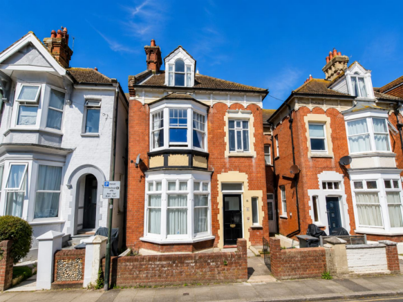 1 bed property, in Linden Road, £180,000