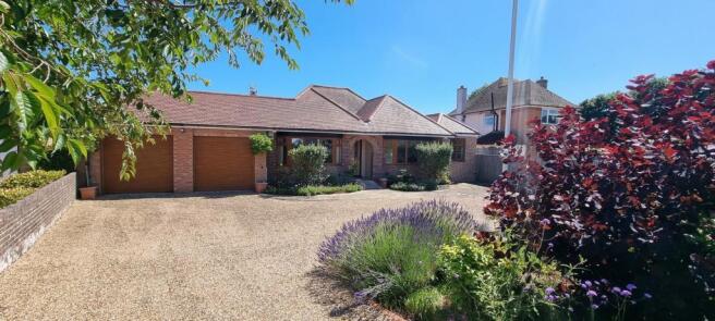5 bed property, in Thorne Crescent, £600,000