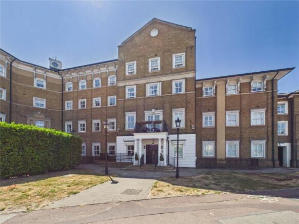 1 bed property, in Broomfield Road, £160,000