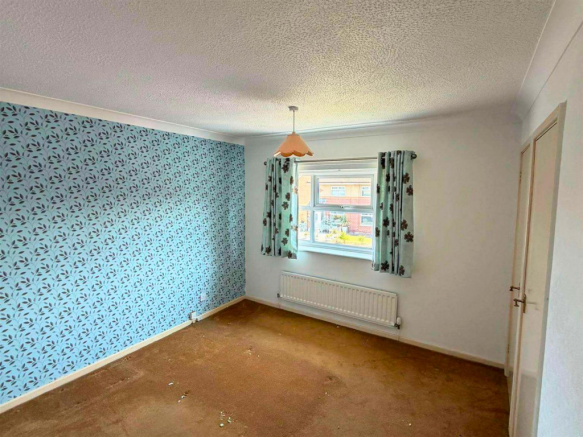 2 bed property, in Farn Avenue, £235,000