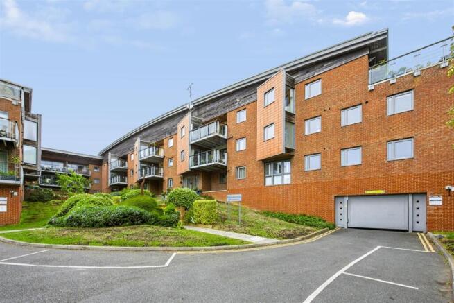 2 bed property, in Orchard House, £425,000