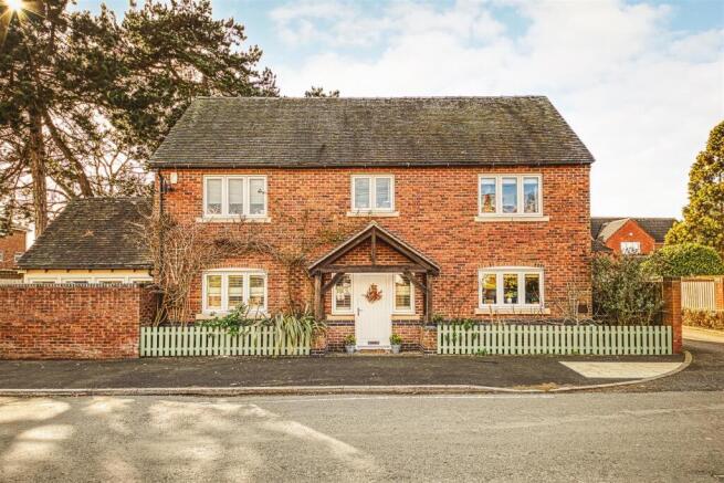 4 bed property, in Oaks Road, £525,000